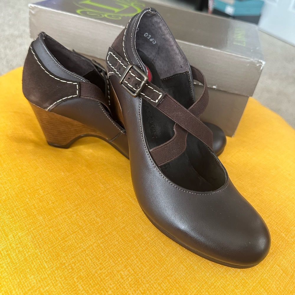 NIB Lassen Ryanne chunky heel shoe, size 8.5 (runs a little small)